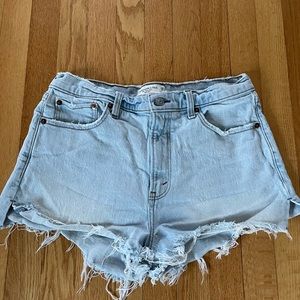 Abercrombie & Fitch size 29/8 light wash high rise mom short